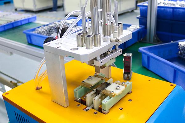 Cylindrical shaping machine